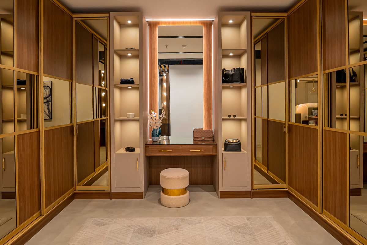 كيفية تصميم غرف الملابس: من الفكرة إلى التنفيذ من الخزائن المبتكرة