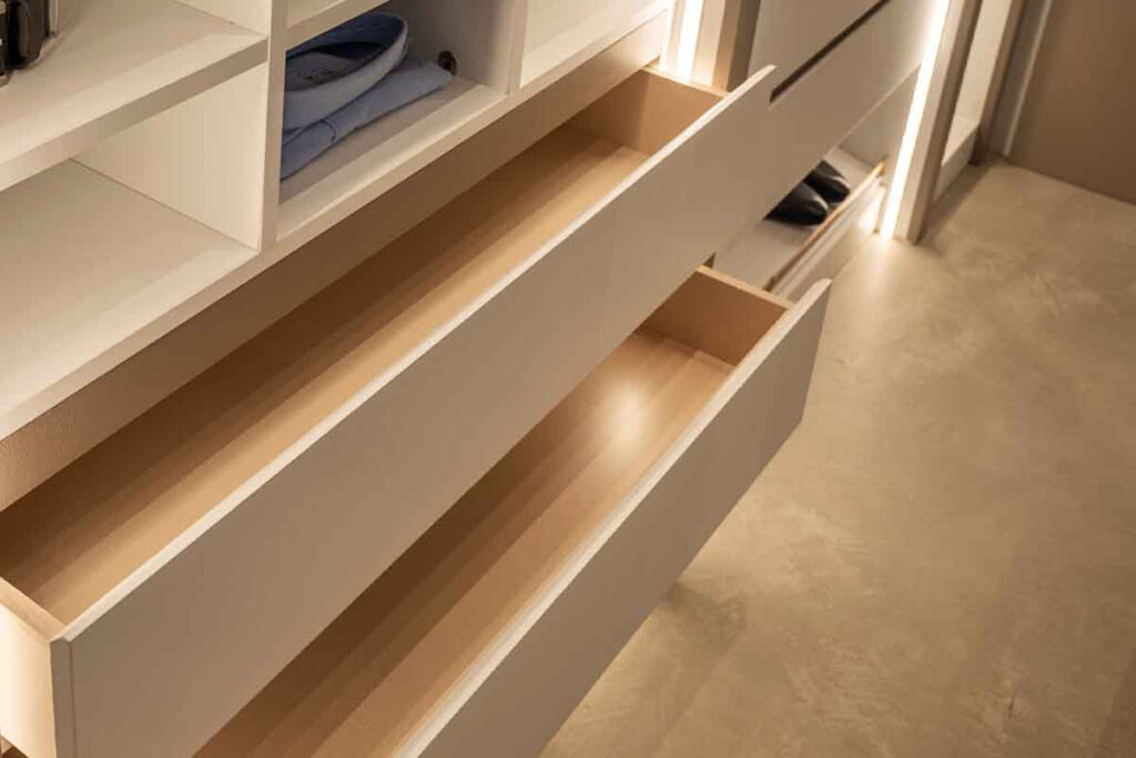 لماذا تختلف تجربة الخزائن المصممة حسب الطلب؟