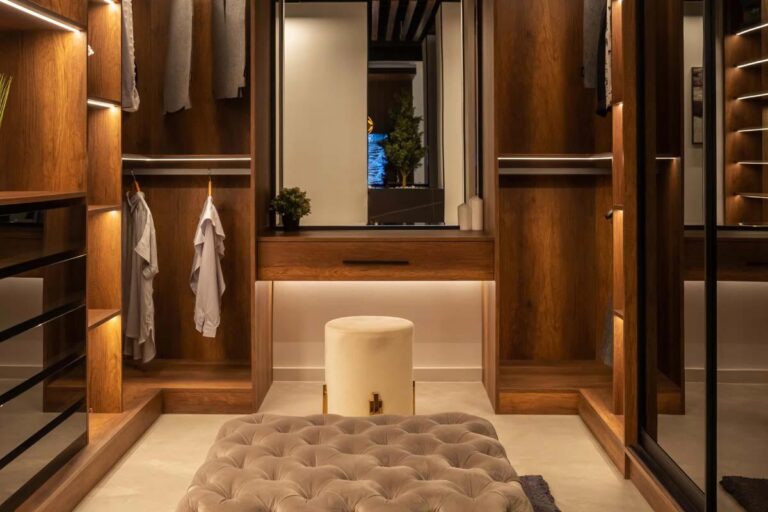 Why is the experience of custom-made closets different?